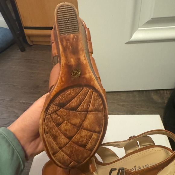 Tan wedges - Picture 3 of 8